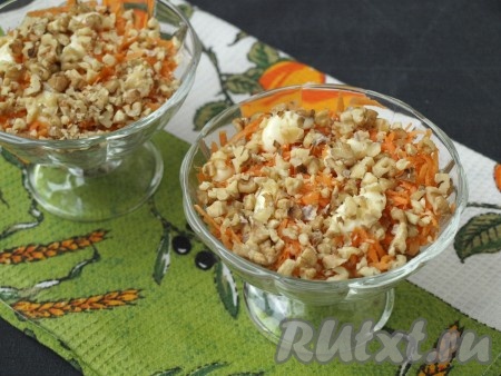 Нарубить крупно грецкие орехи и посыпать сверху моркови.