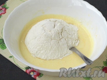Насыпать соль и ванильный сахар, просеять через сито муку с разрыхлителем, хорошо перемешать тесто ложкой.
