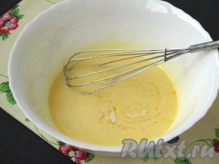 Яйца венчиком тщательно взбить с сахаром, затем добавить растопленное и охлаждённое сливочное масло, перемешать.