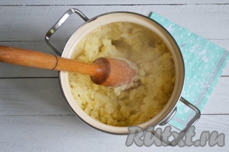 Очистить картофель, выложить его в кастрюлю, полностью залить холодной водой (вода должна быть выше уровня картофеля не менее чем на 1 см) и отправить на огонь. После закипания снизить огонь к минимуму и варить до полной готовности картошки, не накрывая крышкой. Готовность картофеля можно проверить ножом, который должен легко входит в готовую картошку. Когда картофель сварится, воду слить, а картошку истолочь в однородное пюре.
