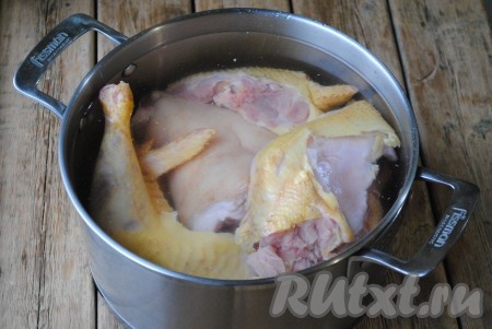 В кастрюлю с курицей и рулькой налить столько воды, чтобы она полностью покрыла мясо, поставить на огонь. 