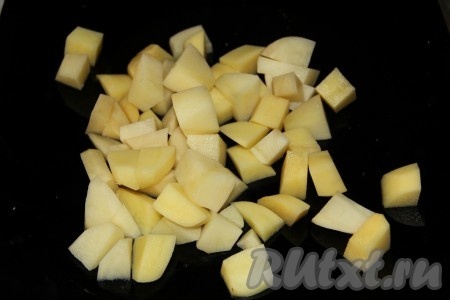 В кипящую воду (или мясной бульон) отправить очищенный и нарезанный картофель.
