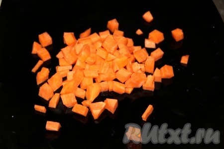 Следом добавить в суп очищенную и нарезанную морковь, после закипания уменьшить огонь. 
