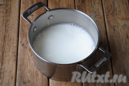 В кастрюлю налить молоко и довести до кипения. 