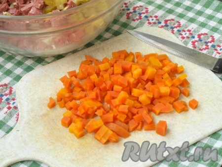Очистить варёную морковь и также нарезать кубиками.