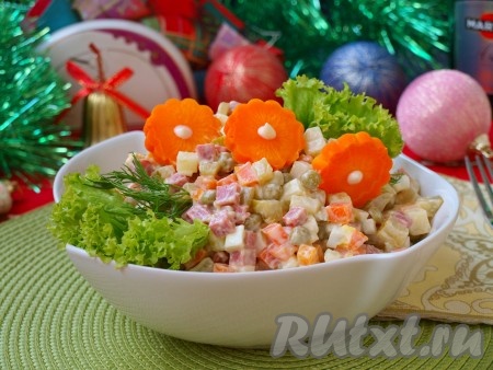 Украсить и подать вкусный салат "Московский", приготовленный с добавлением колбасы, к столу.
