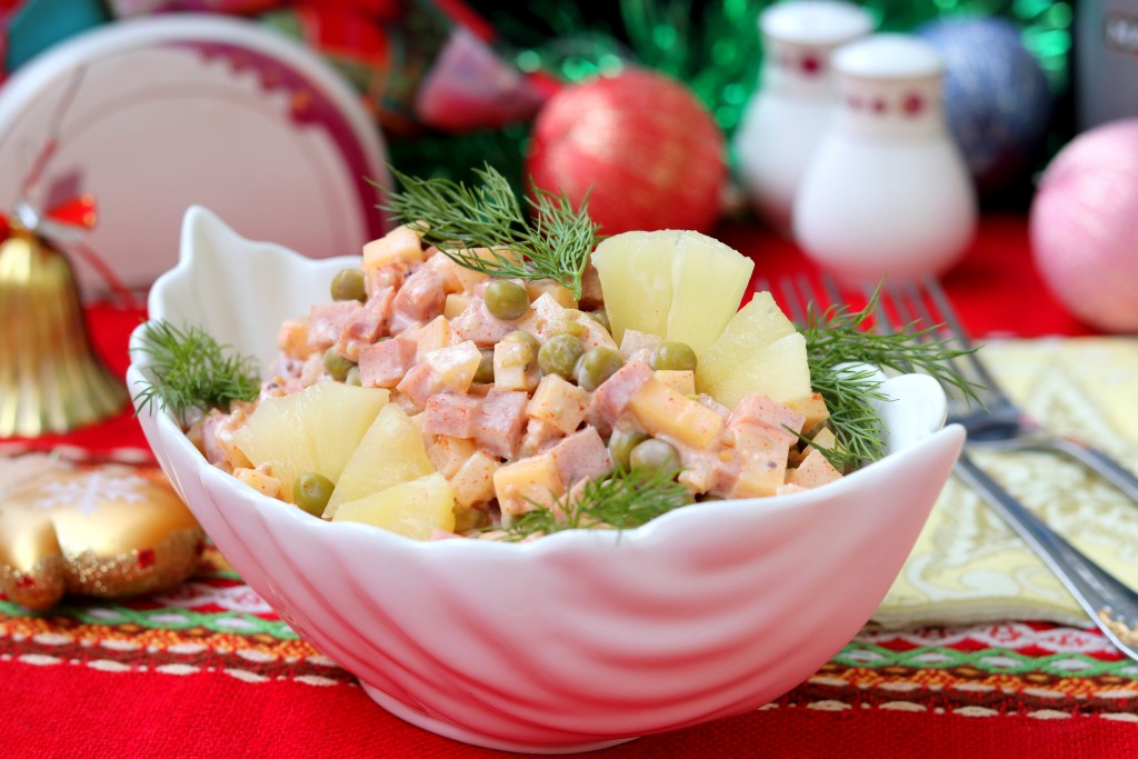 Рецепт салата с ветчиной, сыром и ананасами - рецепт с фото