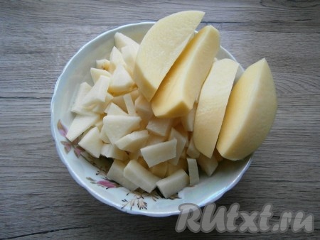 Картофель, морковь, чеснок и лук очистить, вымыть. Одну картофелину разрезать вдоль на 4 части, остальную картошку нарезать небольшими кусочками.
