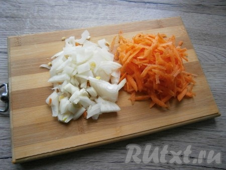 Лук нарезать произвольно, морковь натереть на крупной терке.
