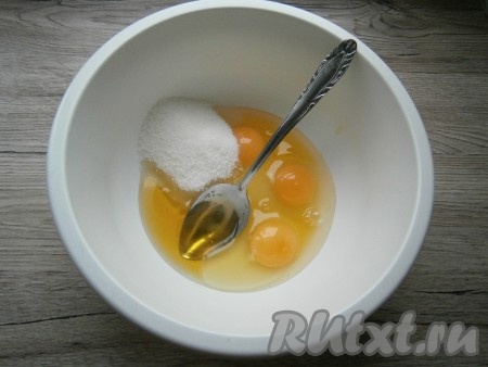 В глубокую миску разбить 3 яйца, добавить сахар, ванильный сахар и жидкий мед.
