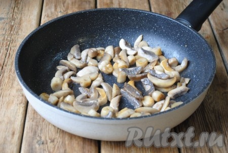 Когда жидкости уже не будет, влить растительное масло, посолить и поперчить грибы по вкусу. Обжаривать ещё 1-2 минуты (до золотистого цвета). 