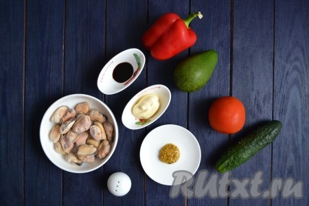 Подготовить необходимые продукты для приготовления салата с мидиями и авокадо. 