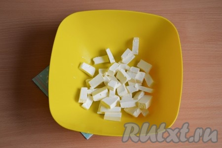 В глубокую миску выложить мягкий маргарин. Его можно нарезать небольшими кусочками, чтобы он быстрее стал мягким.
