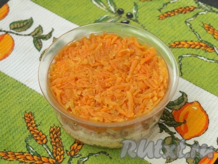 Варёную морковь натереть на тёрке и выложить последним слоем. Хорошо прижать салат сверху.