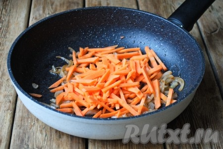 Убрать кусочки индейки со сковороды. На оставшемся жире и мясном соке на среднем огне обжарить лук, помешивая, в течение 1-2 минут (до прозрачности), затем всыпать сахар, перемешать и выложить в сковороду морковь. Жарить ещё 2-3 минуты (до мягкости овощей).
