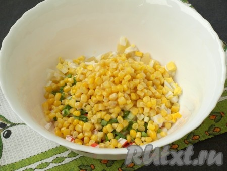 Добавить в салат несколько столовых ложек консервированной кукурузы.
