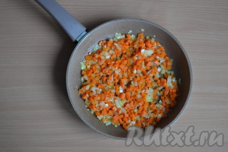 Лук и морковь очистить, нарезать мелкими кубиками. В сковороду налить 1 столовую ложку растительного масла и выложить лук с морковью, помешивая, обжаривать на среднем огне 2-3 минуты (до прозрачности лука).
