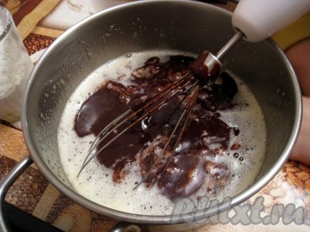 Немного остывшую шоколадно-масляную массу соединить с сахарно-яичной и перемешать.
