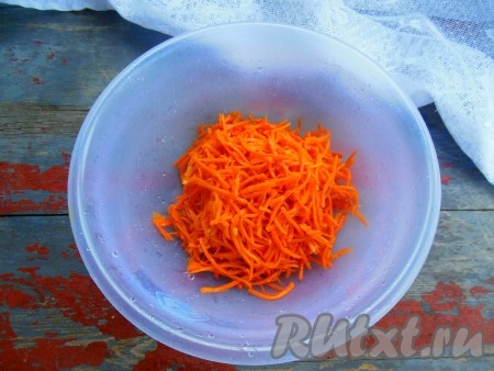 Если корейская морковь очень длинная, нарежьте её на более короткие полоски.