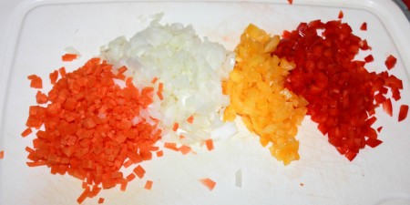 Морковь и лук очистить, болгарский перец освободить от семян и плодоножки, вымыть овощи, нарезать мелкими кубиками.