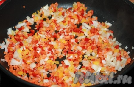 На сковороду, разогретую с растительным маслом, выложить нарезанные овощи и обжарить на среднем огне до мягкости, иногда перемешивая.
