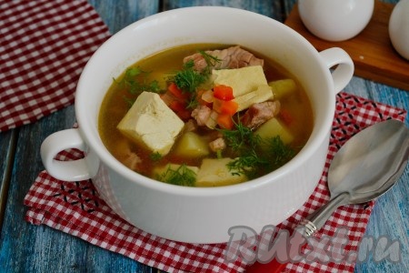 Вкусный, ароматный и сытный суп с тофу разлить по пиалам, добавить измельченный укроп и подать на стол в теплом виде.
