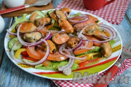 Салат с мидиями и овощами получается легким и очень вкусным. 
