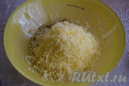 Хорошо перемешиваем соус и вливаем 2 столовые ложки воды, всыпаем натертый сыр, размешиваем соус до однородности.
