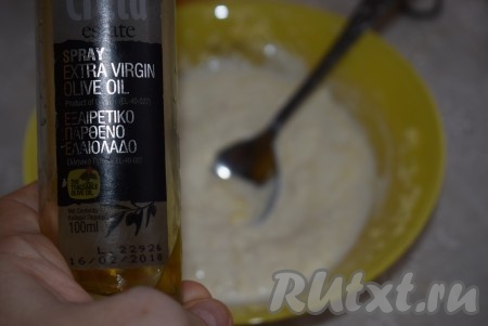 Пробуем соус на вкус, если нужно, солим и перчим, вливаем оливковое (или растительное) масло, перемешиваем. 