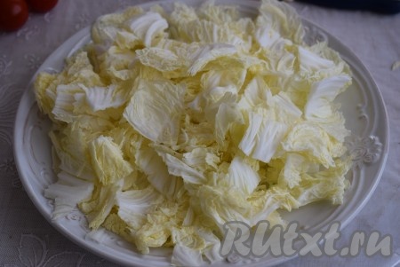 Пекинскую капусту нарезаем на крупные квадратики. На тарелку, на которой будет подаваться салат "Цезарь", выкладываем пекинскую капусту. 