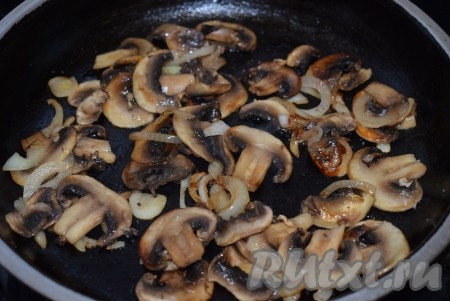 Готовые грибы с луком солим и перчим по вкусу, огонь выключаем и даем остыть.
