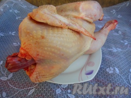 Для приготовления подливы хорошо вымойте курицу, обсушите с помощью бумажного полотенца.