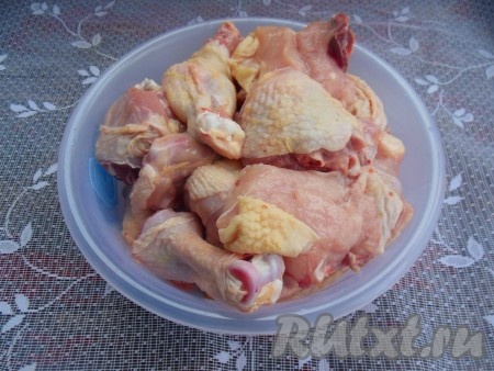 Нарежьте курицу на порционные кусочки.
