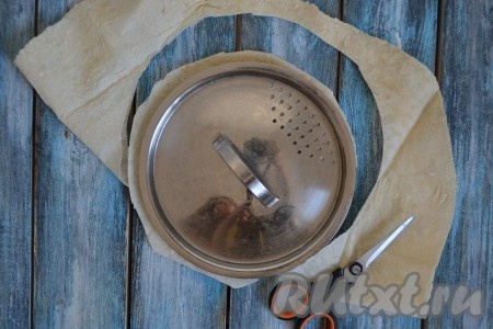 Лаваши сложить стопочкой, обозначить условно (можно воспользоваться крышкой) диаметр сковороды, на которой будете жарить кутабы и ножницами обрезать лишние края. 