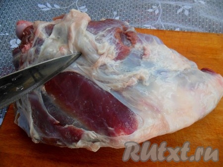 С помощью ножа зачистите мясо от пленок и лишнего жира.
