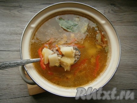 Когда картофель и гречка будут готовы, добавить обжаренные овощи в кастрюлю, всыпать приправу и специи для супа, добавить лавровый лист.

