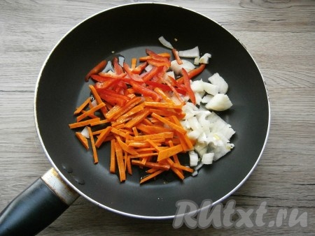 Лук нарезать кусочками, морковь и сладкий перец - соломкой, поместить овощи в сковороду с растительным маслом.
