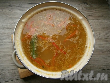 Варить гречневый суп с говядиной еще около 7-8 минут, в конце приготовления добавить измельченный чеснок. Дать супу немного настояться под закрытой крышкой (5-10 минут).
