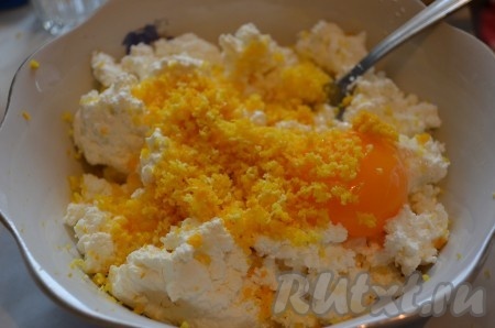 Творог, сметану, яйцо, сахар и цедру апельсина растереть в однородную творожную массу.
