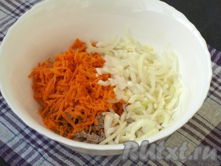 Добавить к мясу остывшую морковь и маринованный лук.
