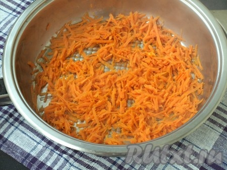 В сковороде разогреть масло, добавить морковь и немного обжарить на среднем огне. Достаточно 3-х минут, зажаривать морковь не нужно. Затем морковь остудить.
