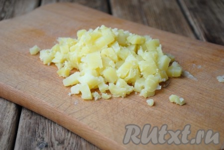 Картофель вымыть и отварить в подсоленной воде до готовности (готовая картошка должна легко прокалываться ножом или вилкой), затем остудить и очистить. Картофель нарезать мелкими кубиками.
