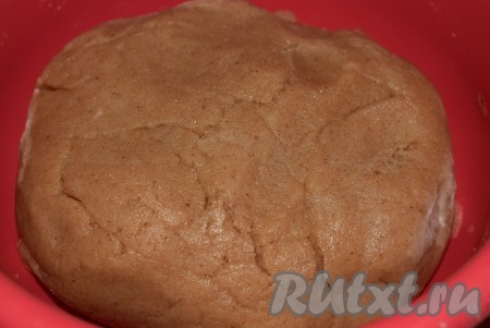 Готовое арахисовое тесто для печенья будет гладким и податливым.
