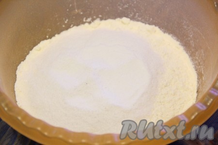 Пока курочка маринуется, приготовим тесто. В глубокую миску просеять муку, добавить соль.
