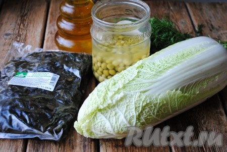 Подготовить необходимый набор ингредиентов для приготовления салата с пекинской капустой и морской капустой. 