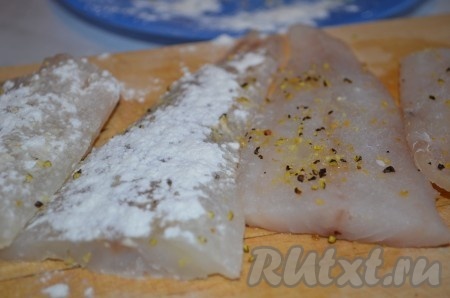 Филе рыба нарезать на порционные кусочки, посолить, посыпать лимонным перцем, затем обвалять в муке с двух сторон.