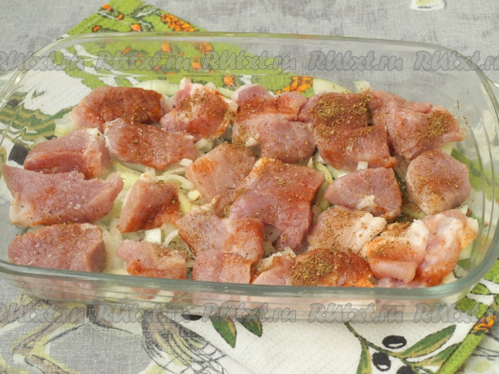 Мясо свинины под картофельной шубой с сыром в духовке