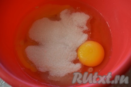 К яйцам добавляем соль и сахар.
