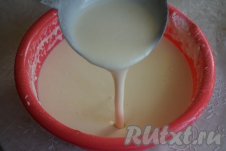 При стекании с ложки оно напоминает сгущенное молоко. Оставить тесто постоять на 10-15 минут для разбухания клейковины. 
