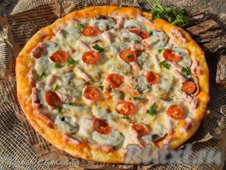 Ставим пиццу, замешанную на молоке и дрожжах, в разогретую духовку и выпекаем до подрумянивания (примерно, 20-25 минут) при температуре 180 градусов. 
